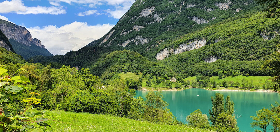 Panorama di un lago verde smeraldo circondato da montagne e foreste rigogliose. Panorama di un lago verde smeraldo circondato da montagne e foreste rigogliose.