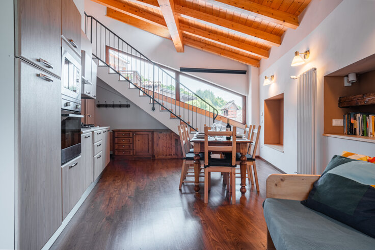 Appartamento con cucina moderna e scala in legno, prenotazione La Torre Appartamento con cucina moderna e scala in legno, prenotazione La Torre