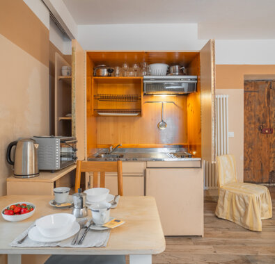 Cozy kitchenette in Honey Apartment with dining table for a comfortable stay and online booking options. Cozy kitchenette in Honey Apartment with dining table for a comfortable stay and online booking options.