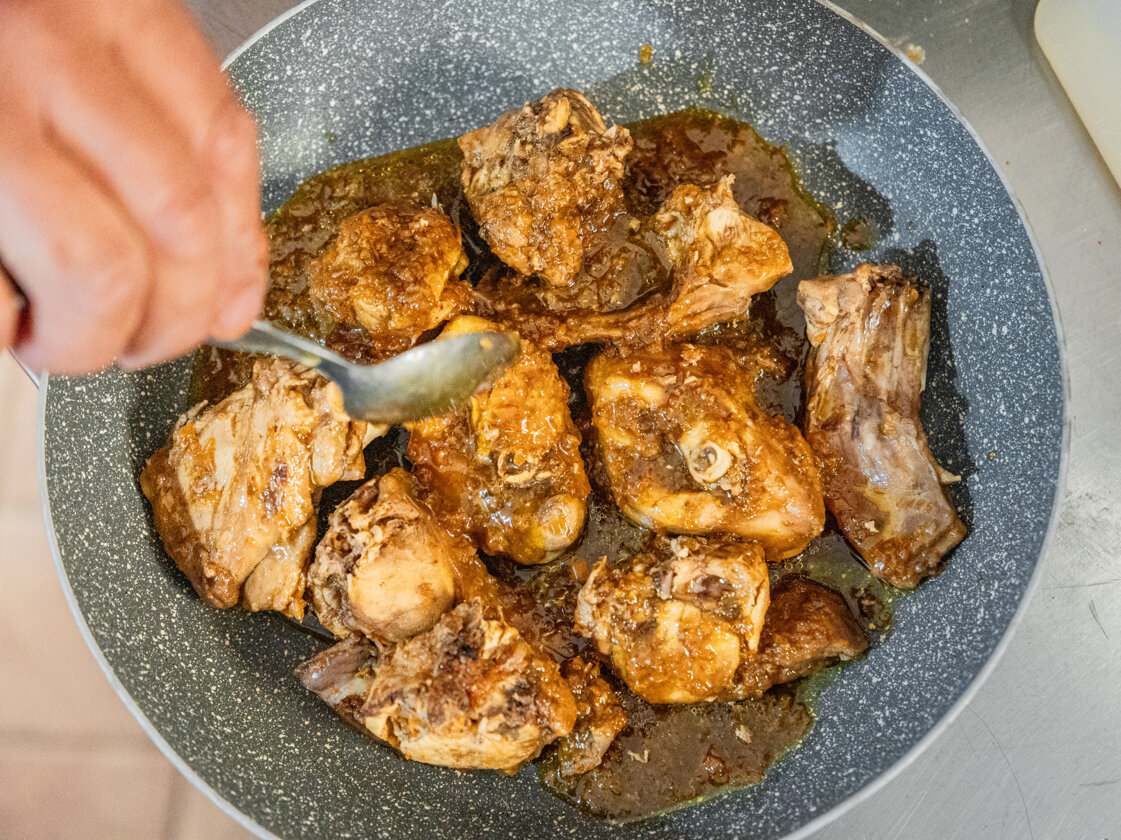 Coniglio in umido preparato con prodotti locali in padella