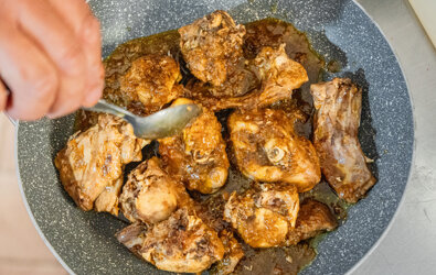 Cucina tradizionale con piatto di carne speziata