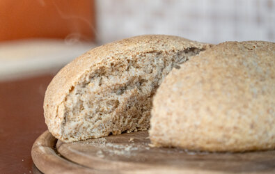 Pane fatto in casa su tagliere di legno