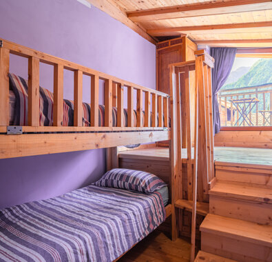 Camera con letti a castello in appartamento lilla con vista montagna