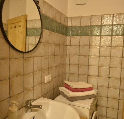 Bagno agriturismo con lavandino, specchio e asciugamani Bagno agriturismo con lavandino, specchio e asciugamani