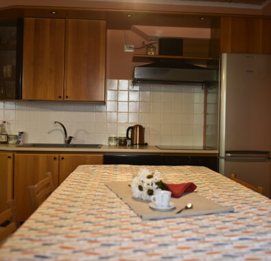 Cucina moderna in un appartamento con tavolo apparecchiato Cucina moderna in un appartamento con tavolo apparecchiato