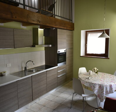 Cucina moderna in un appartamento vacanze con tavolo da pranzo Cucina moderna in un appartamento vacanze con tavolo da pranzo