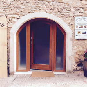 Entrata dell'Antica Dimora del Gallo Nero con porta in legno e pietra. Entrata dell'Antica Dimora del Gallo Nero con porta in legno e pietra.