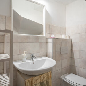 Bagno moderno con lavabo e specchio Bagno moderno con lavabo e specchio