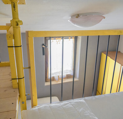 Soppalco in legno con letto in appartamento luminoso Soppalco in legno con letto in appartamento luminoso