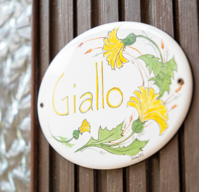 Targa decorativa con scritta Giallo e fiori gialli su legno Targa decorativa con scritta Giallo e fiori gialli su legno