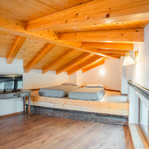 Camera da letto mansardata con letti e televisione Camera da letto mansardata con letti e televisione