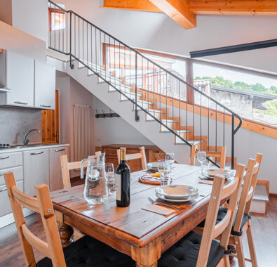 Interno di appartamento moderno con cucina completamente attrezzata e area pranzo accogliente, ideale per prenotazione alla Torre. Interno di appartamento moderno con cucina completamente attrezzata e area pranzo accogliente, ideale per prenotazione alla Torre.