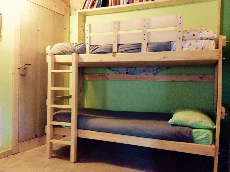 Letto a castello in legno in una camera verde Letto a castello in legno in una camera verde
