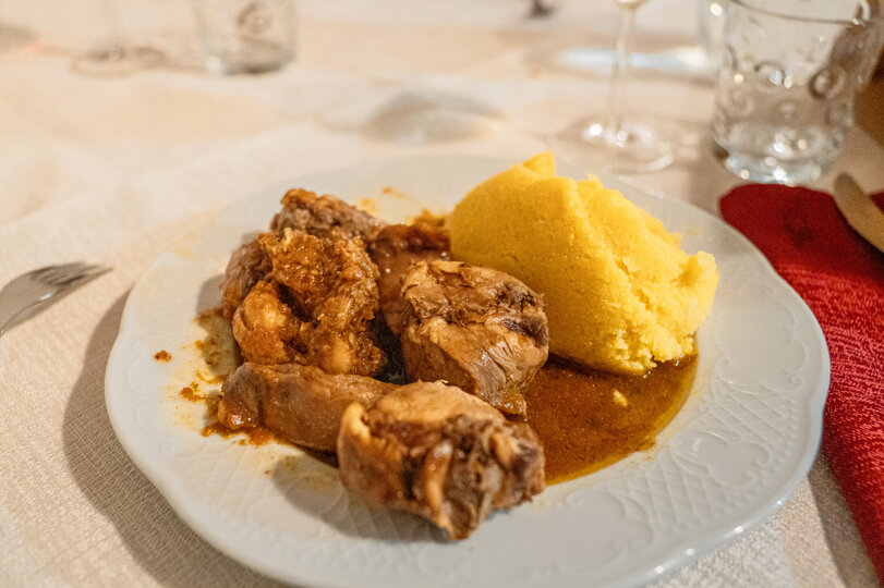 Piatto di cucina tradizionale con polenta e carne, servito in un ristorante tipico