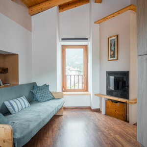 Interno di un soggiorno con divano grigio e camino. Interno di un soggiorno con divano grigio e camino.