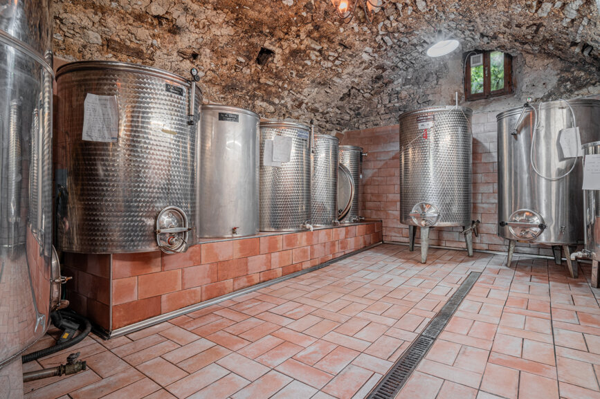 Cantina con serbatoi in acciaio inox per la produzione di vino artigianale Cantina con serbatoi in acciaio inox per la produzione di vino artigianale