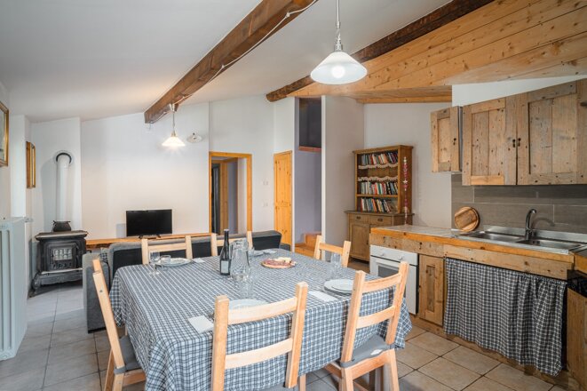 Interno di un appartamento rustico a Tenno con cucina e zona pranzo