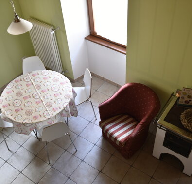 Sala da pranzo con tavolo tondo e sedia, soggiorno confortevole Sala da pranzo con tavolo tondo e sedia, soggiorno confortevole