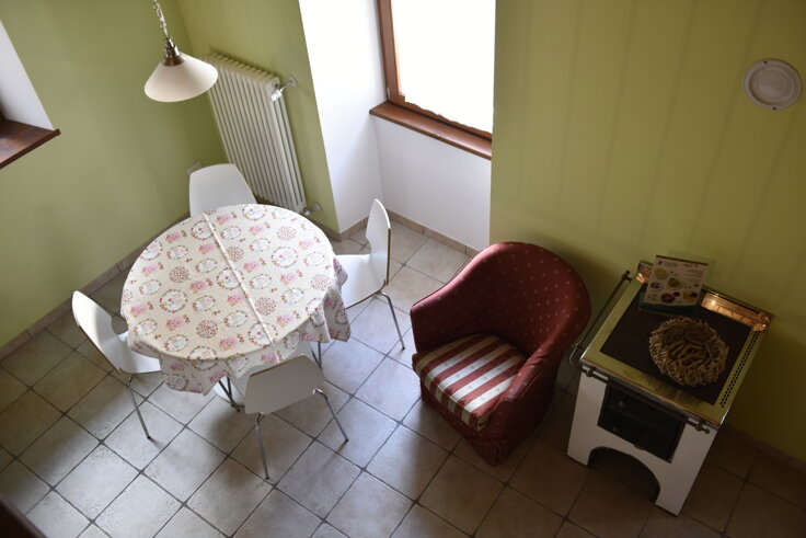 Sala da pranzo con tavolo rotondo e sedia imbottita in appartamento vacanze Sala da pranzo con tavolo rotondo e sedia imbottita in appartamento vacanze