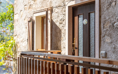 Ingresso di un appartamento tradizionale in agriturismo Trentino