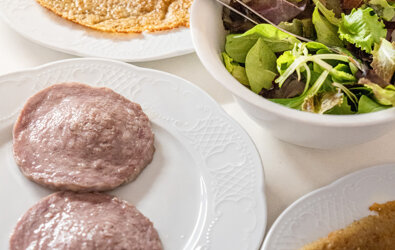 Piatto con pietanze tradizionali trentine e insalata mista