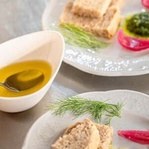 Piatto con pane, olio d'oliva e contorno di verdure Piatto con pane, olio d'oliva e contorno di verdure