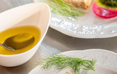 Pane integrale con pesto e olio d'oliva in un ristorante di cucina tradizionale