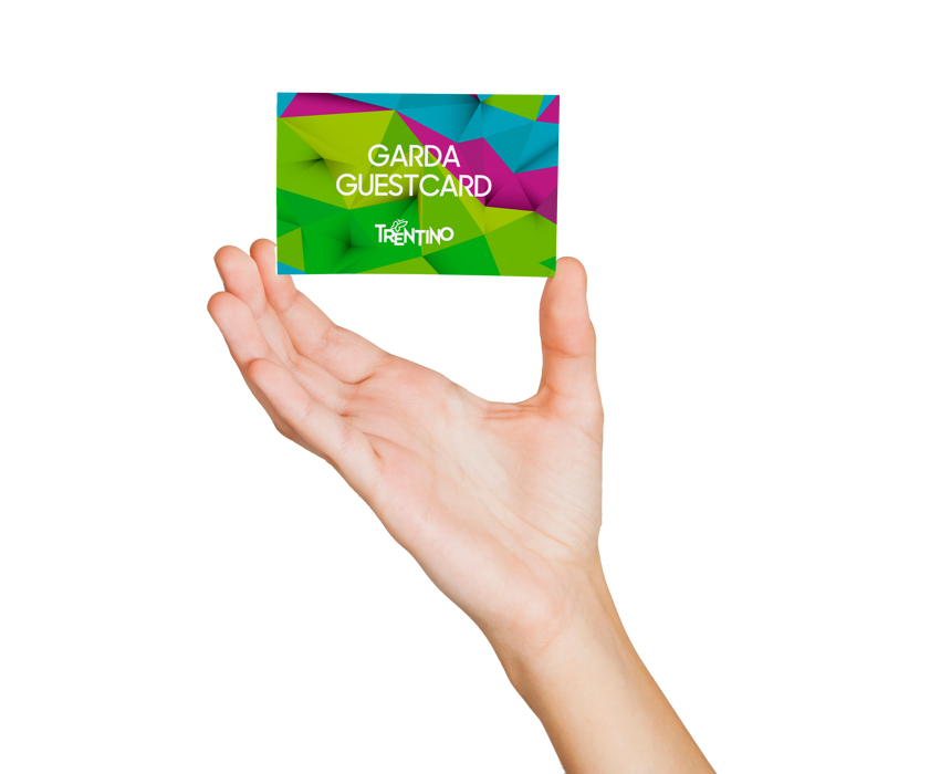 Mano che tiene una Garda Guest Card colorata