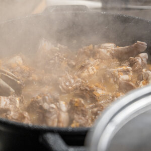 Cottura di carne in padella con vapore Cottura di carne in padella con vapore