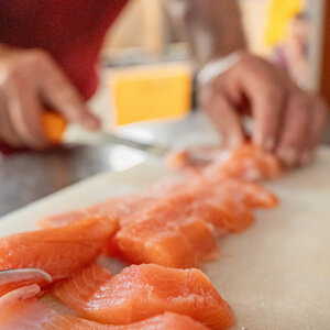 Taglio del salmone fresco su un tagliere Taglio del salmone fresco su un tagliere