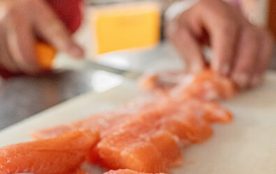 Preparazione di salmone fresco in un ristorante di cucina tradizionale con prodotti locali