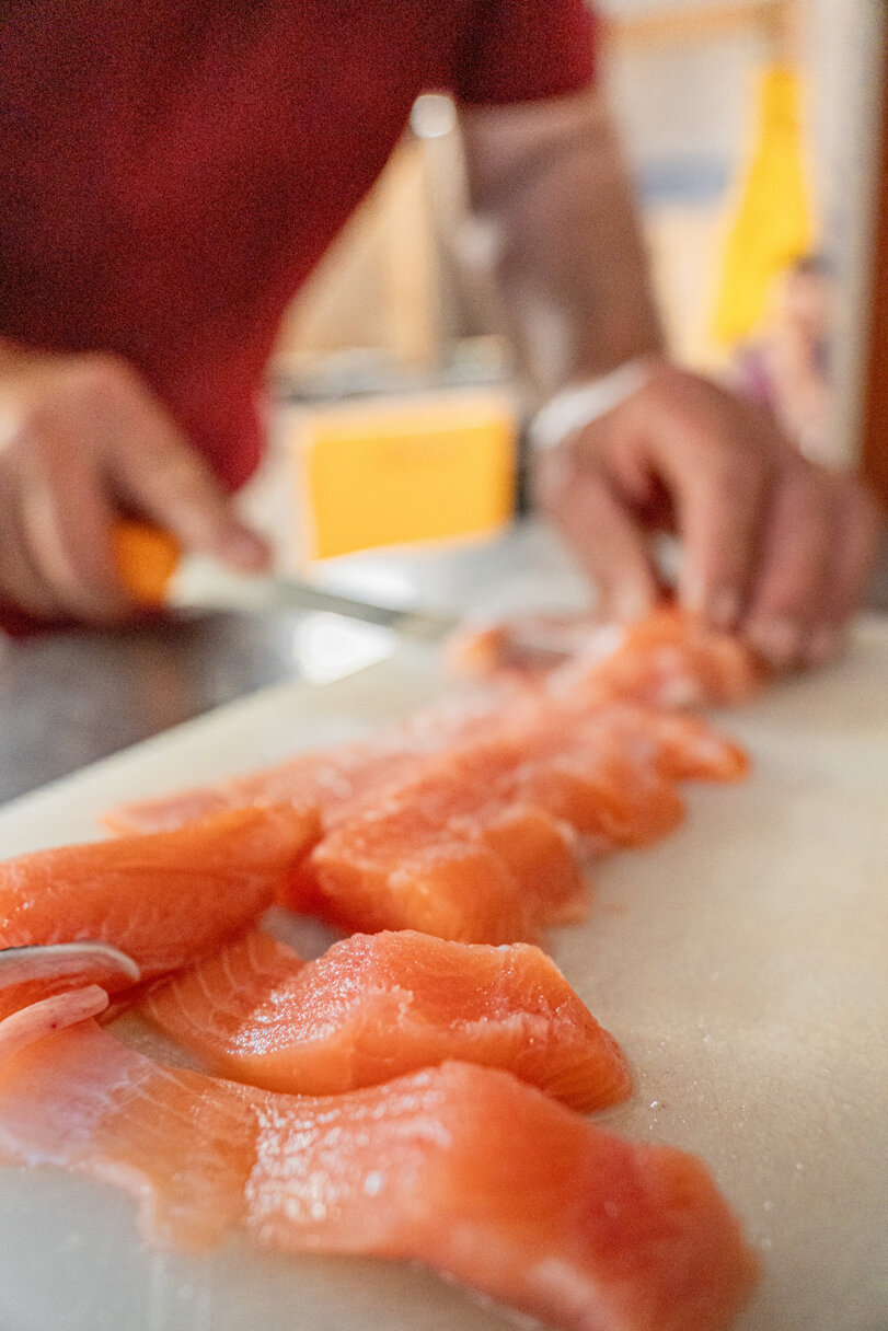 Preparazione di filetti di salmone fresco in cucina
