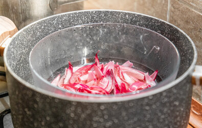 Cipolle rosse affettate in cottura a vapore