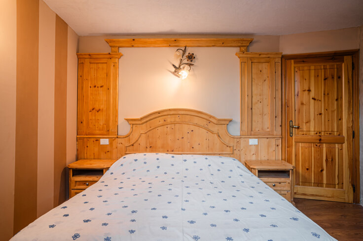 Camera da letto in legno con letto matrimoniale, arredamento rustico Camera da letto in legno con letto matrimoniale, arredamento rustico