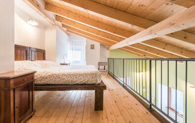 Soppalco in legno di appartamento a Tenno con letto matrimoniale