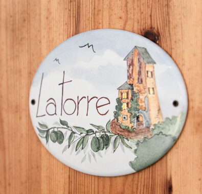 Targa in ceramica con scritta La Torre e illustrazione di una torre Targa in ceramica con scritta La Torre e illustrazione di una torre