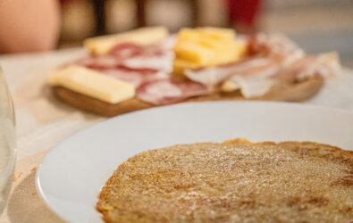 Piatti tipici con crostino e tagliere di salumi e formaggi in un ristorante tradizionale