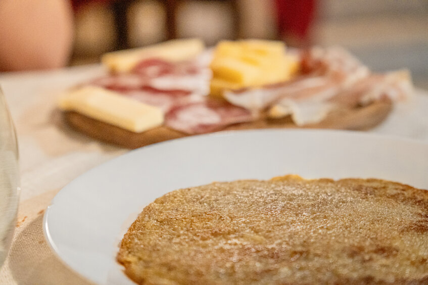 Colazione con piatto di formaggi e salumi in un agriturismo in Trentino