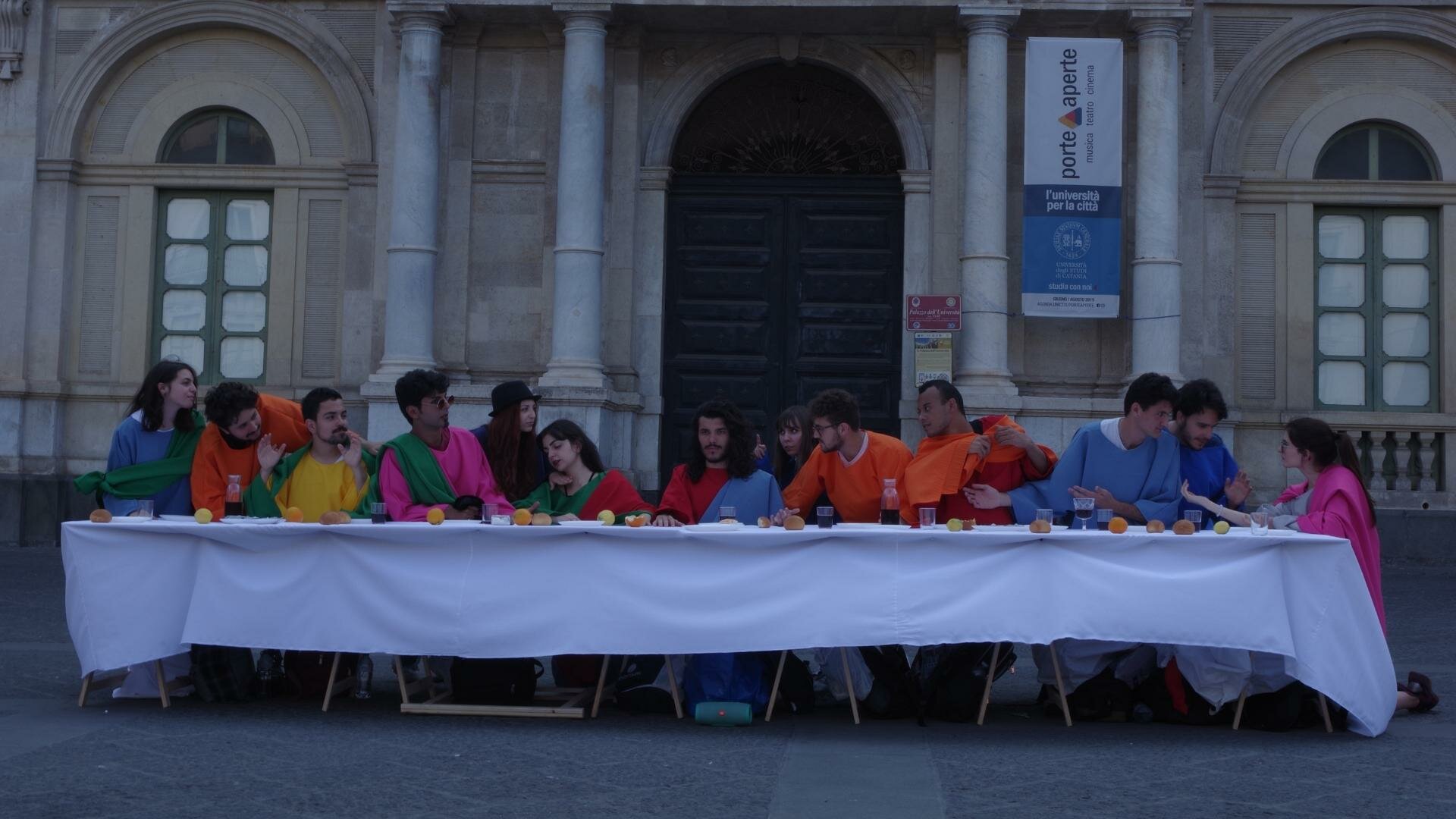 Il Cenacolo di Leonardo prende vita in Piazza Università: cinquecento anni e non sentirli!
