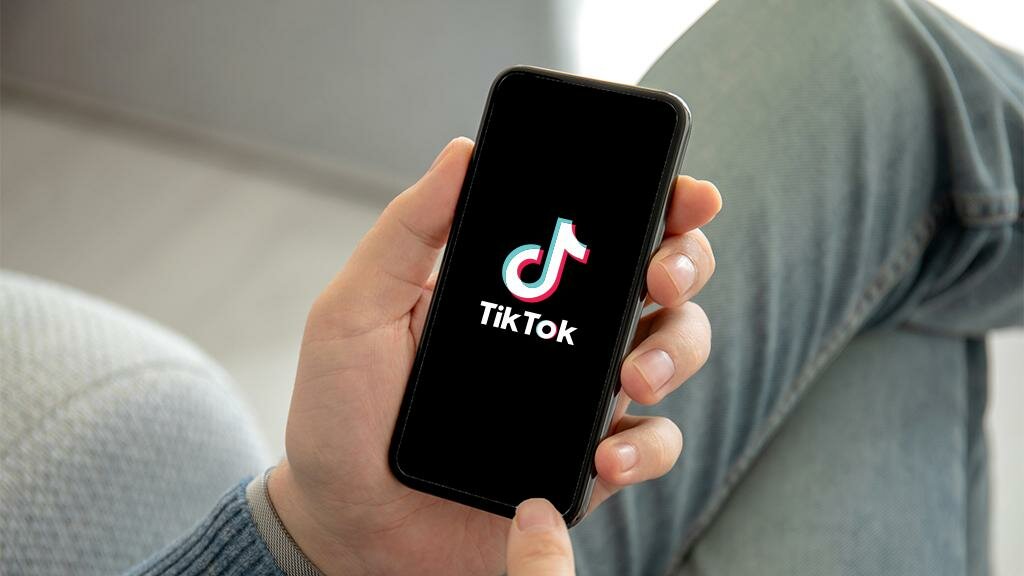 TikTok: la Francia lo vuole vietare agli under 15, lo ritiene dannoso per la loro salute
