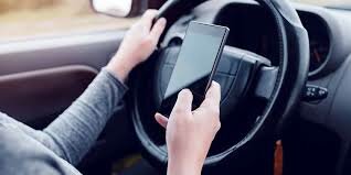 Cellulare alla guida: 1 giovane su 2 ammette di usarlo
