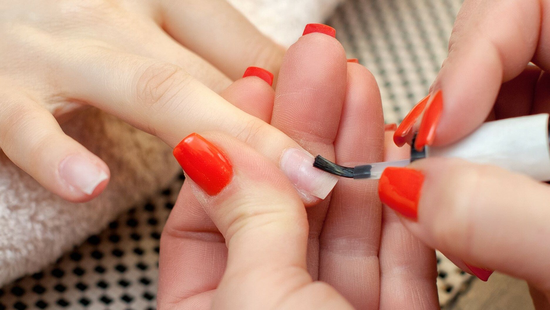 Nuova stretta UE sui cosmetici: cosa cambia davvero per il tuo beauty case?