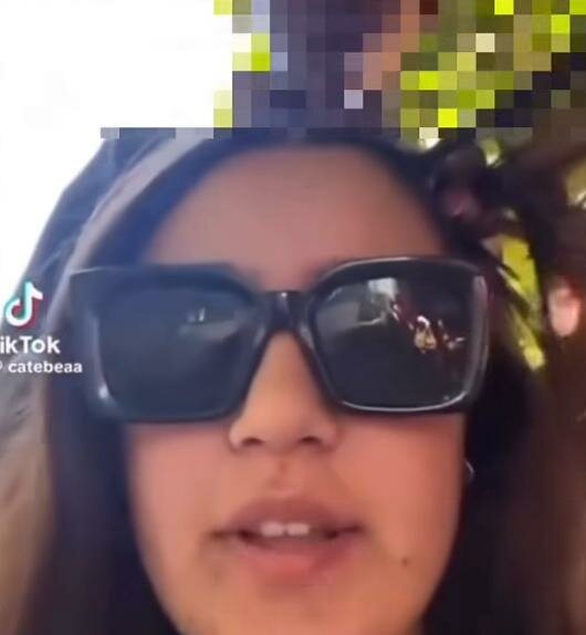 Un’italiana ridicolizza alcune bambine africane