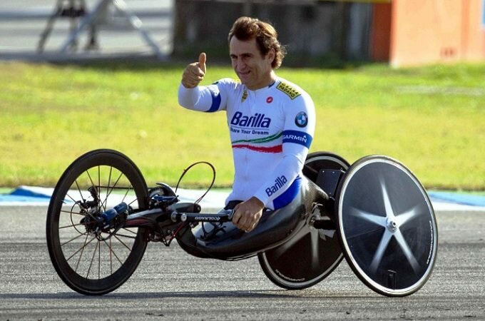 Alex Zanardi: il coraggio che va oltre il traguardo Alex Zanardi: il coraggio che va oltre il traguardo