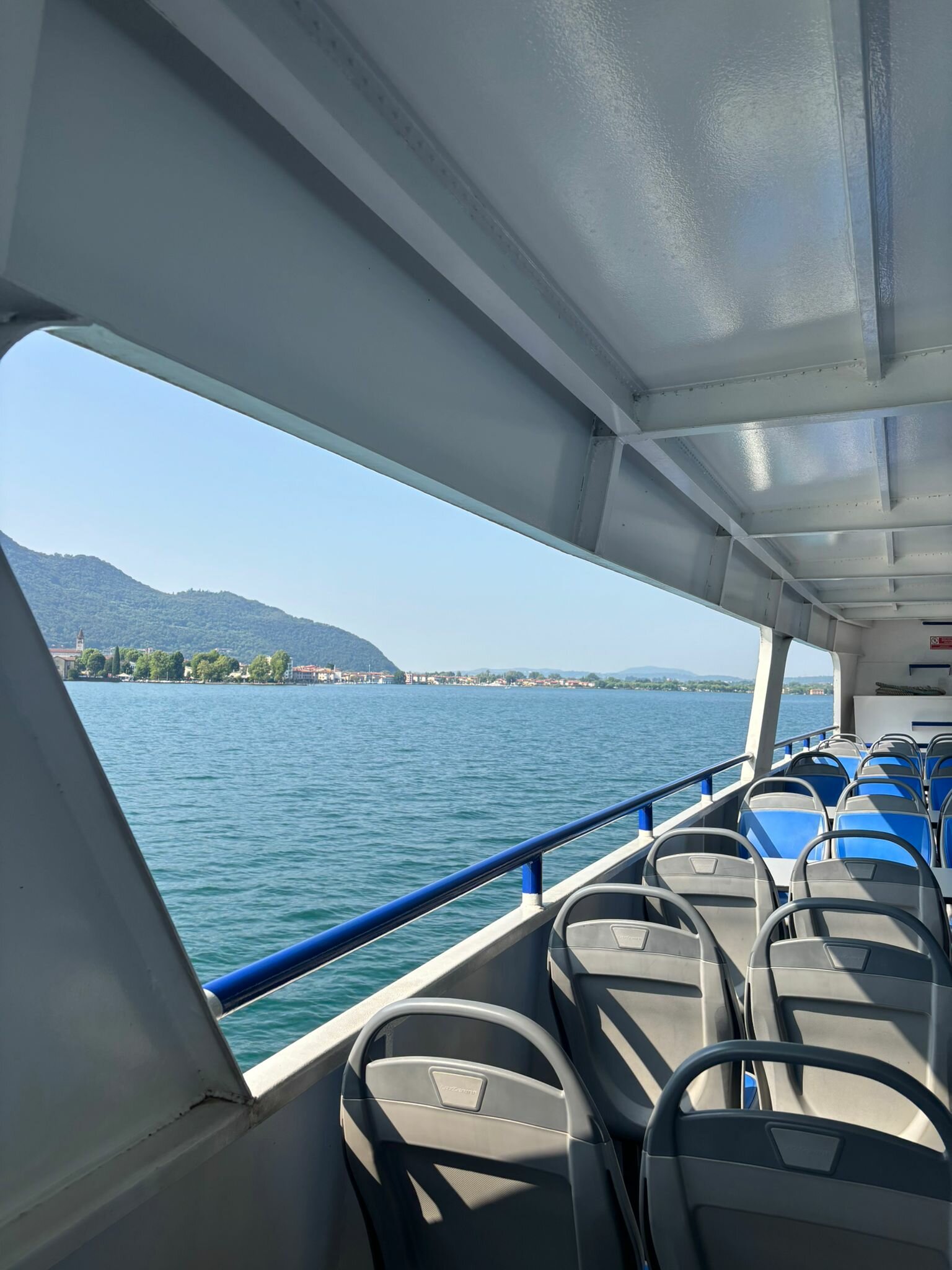 bella-fianco-traghetto-e-costa-iseo.jpeg Dal Traghetto sul Lago d'Iseo