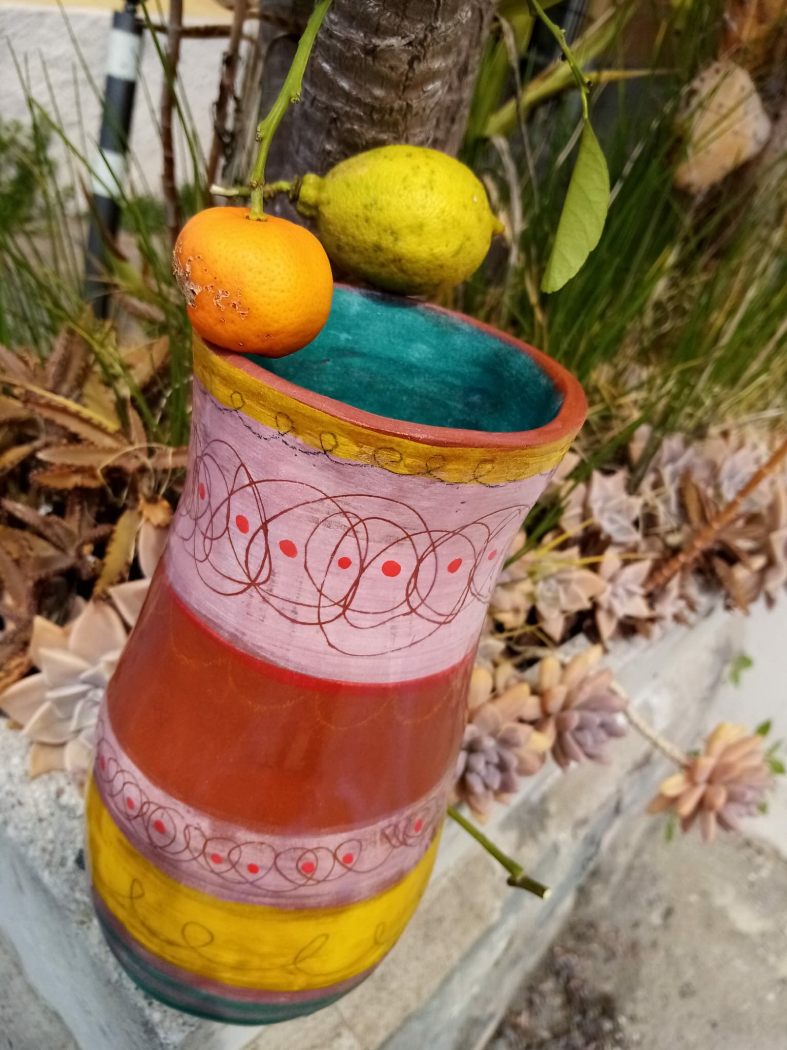 vaso-colorato-con-ramo.jpeg La casa di Vello