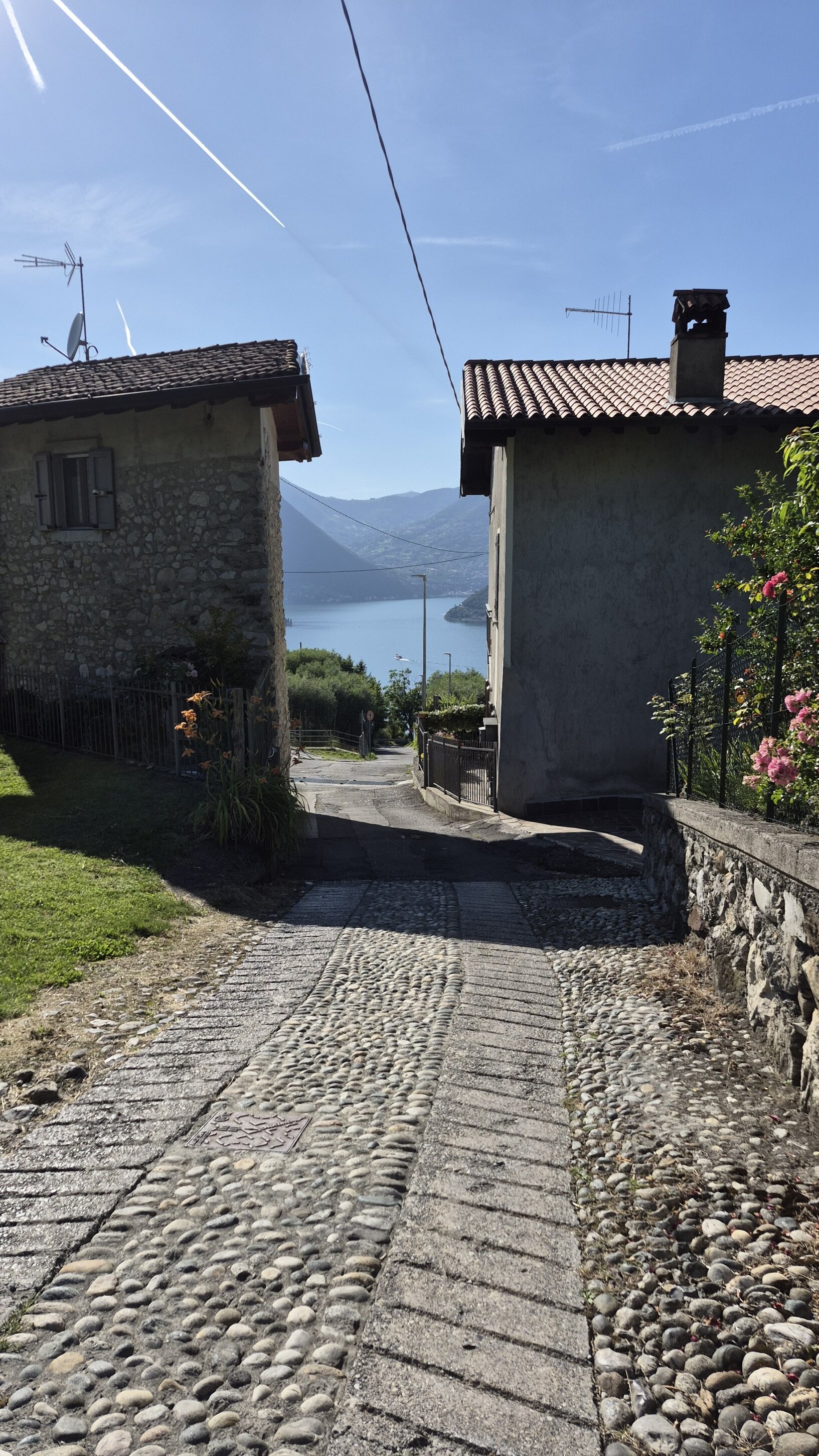 bella-strada-api-vert-in-mezzo-a-due-case-con-lago.jpeg
