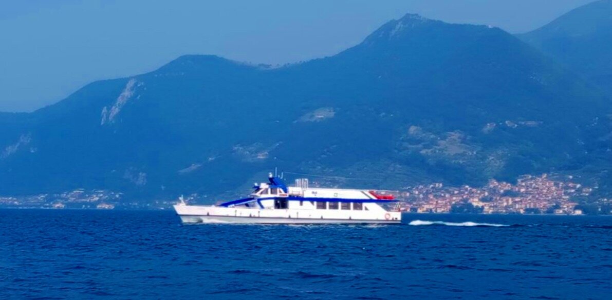 3510-traghetto-lato.jpeg Traghetto sul Lago d'Iseo
