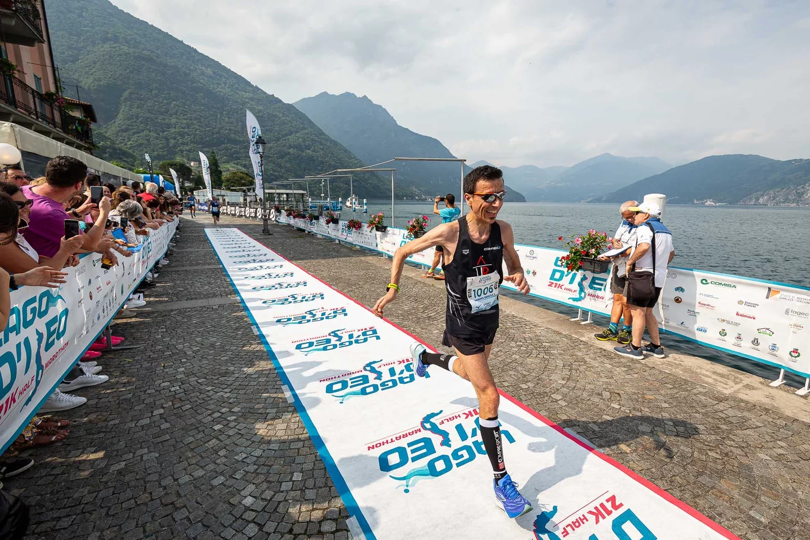 arrivo-felice.webp Lago d'Iseo Half Marathon