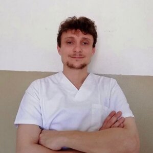 Osteopata in camice bianco, trattamento integrato e benessere psicofisico